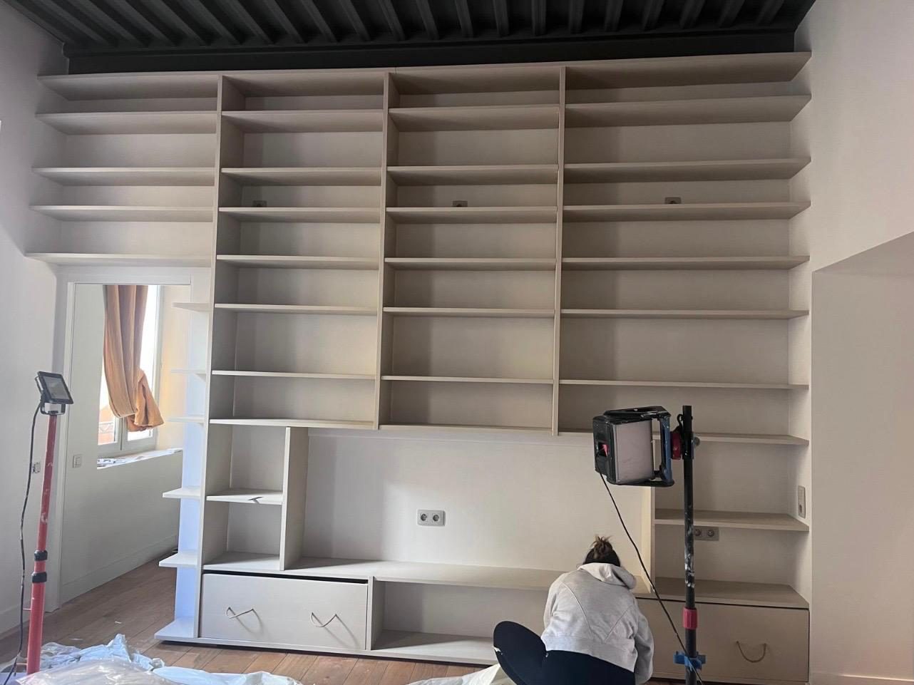 Bibliothèque sur mesure en cours d'installation, Aix-en-Provence