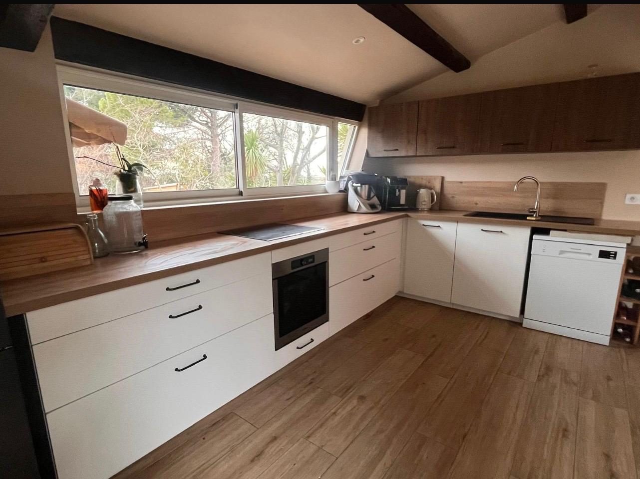 Cuisine moderne blanche et bois, Les Pennes-Mirabeau