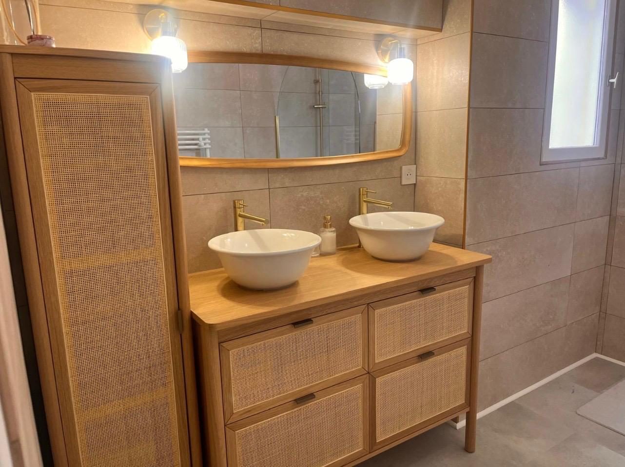 Salle de bain avec meuble double vasque en bois et rotin, Marseille